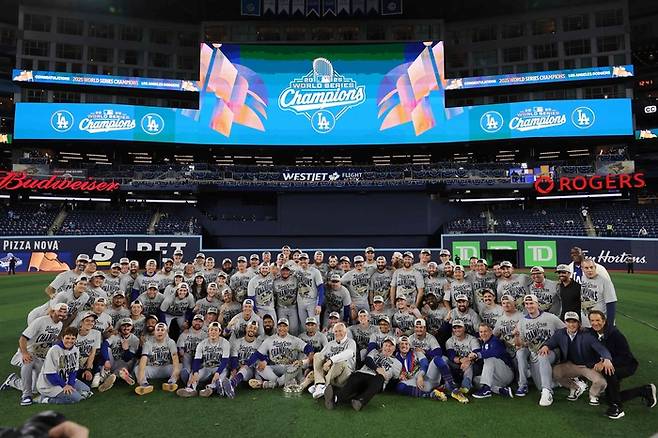 ‘혜성특급’ 김혜성 감격의 월드시리즈 우승 ‘한국인 야수 1호+데뷔 시즌 영광’ 다 잡았다