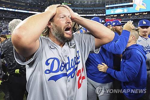 '전설' 커쇼, 우승하고 기쁨의 눈물로 은퇴