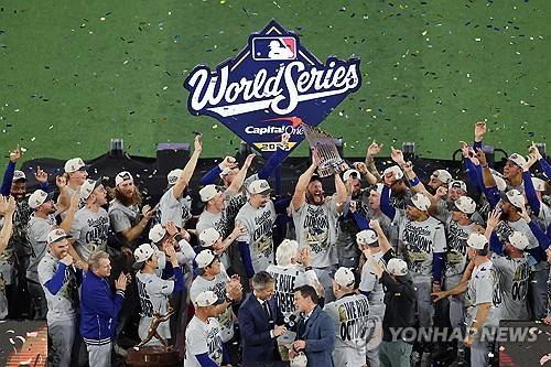 '전설' 커쇼, 우승하고 기쁨의 눈물로 은퇴