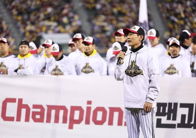 ‘재계약 합의’ 3년 계약에 2회 우승…LG 염경엽 감독, 사실상 사령탑 최고 대우 예약