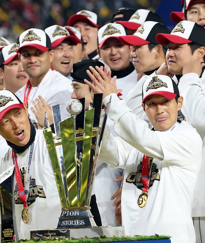 ‘재계약 합의’ 3년 계약에 2회 우승…LG 염경엽 감독, 사실상 사령탑 최고 대우 예약