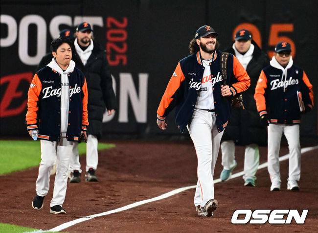 한화 준우승에 슬퍼했던 폰세, 왜 아직도 한국 안 떠났나…의미심장한 글 남겼다