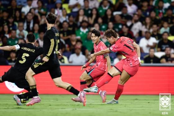 '韓 국대 스트라이커' 위엄, 유럽 무대 환상 결승골 작렬... 오현규 짜릿한 마무리→'시즌 6호골' 폭발