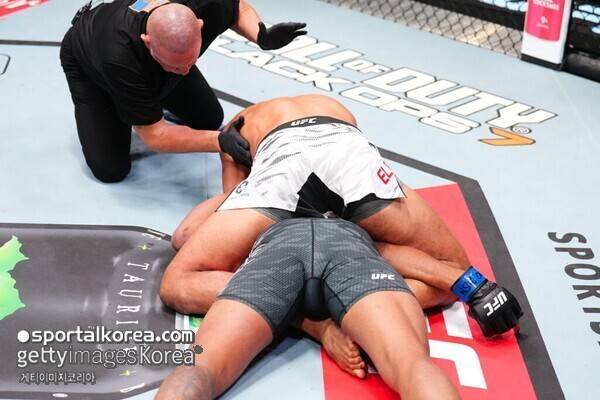 UFC 충격 장면…'믿기 힘든 오심' 20번 탭했지만, 심판은 외면 → 그대로 실신