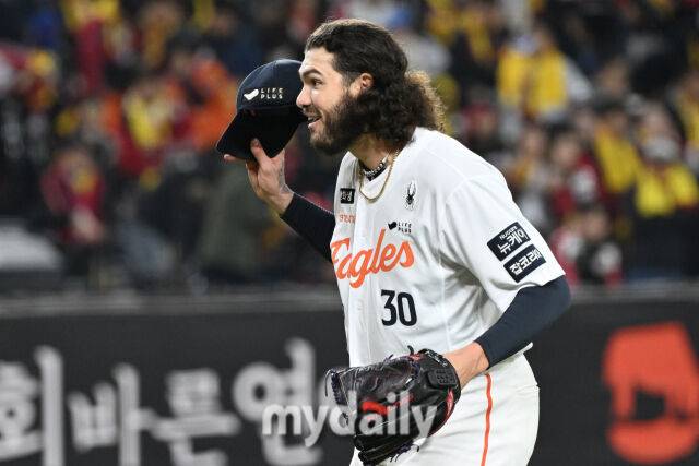 “폰세, 페디 넘어야 한다…ML 4선발, 2년 2000~2500만달러 계약 성사시켜야” 한화와의 이별이 다가온다