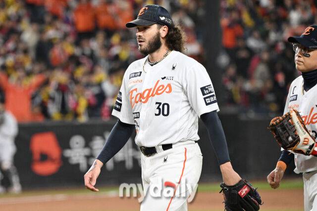 “폰세, 페디 넘어야 한다…ML 4선발, 2년 2000~2500만달러 계약 성사시켜야” 한화와의 이별이 다가온다