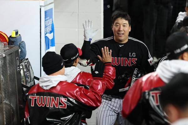 '90억이 안 아깝네' 2년 부진 씻고 MVP까지, 완벽히 살아난 '타격 기계'…LG가 대체 얼마를 줘야 할까