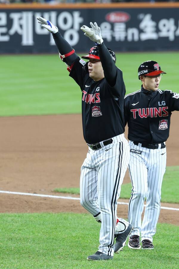 '90억이 안 아깝네' 2년 부진 씻고 MVP까지, 완벽히 살아난 '타격 기계'…LG가 대체 얼마를 줘야 할까