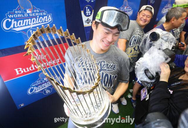 샴페인 파티에서 빛난 韓日 우정…절친 야마모토 'WS 3승' 맹활약에 김혜성 일본어로 찬사 보냈다