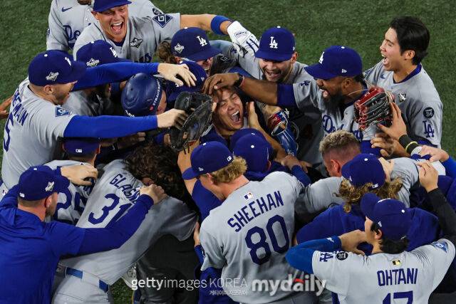 샴페인 파티에서 빛난 韓日 우정…절친 야마모토 'WS 3승' 맹활약에 김혜성 일본어로 찬사 보냈다