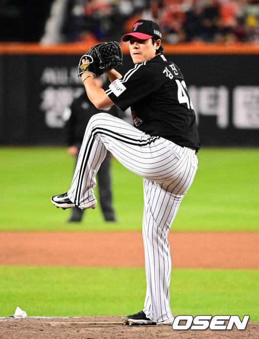 방출→LG 와서 4년간 93홀드→KS 무실점…40세 ‘헌신좌’, 다년 계약 안 될까 “베테랑은 항상 절벽 위에 서 있다”