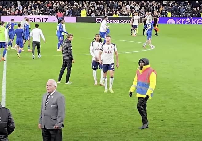 손흥민 주장이면 다 박살냈다, 토트넘 충격 감독+코치 무시 사태...막장 주장단 심각 논란