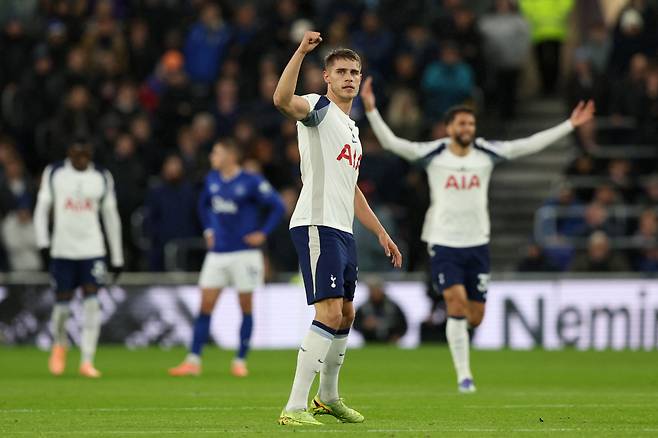 손흥민 주장이면 다 박살냈다, 토트넘 충격 감독+코치 무시 사태...막장 주장단 심각 논란