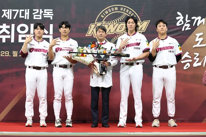 안우진 어깨 부상 문제로 물러난 정찬헌 코치, 3개월 만에 키움 복귀…2026시즌 2군 합류