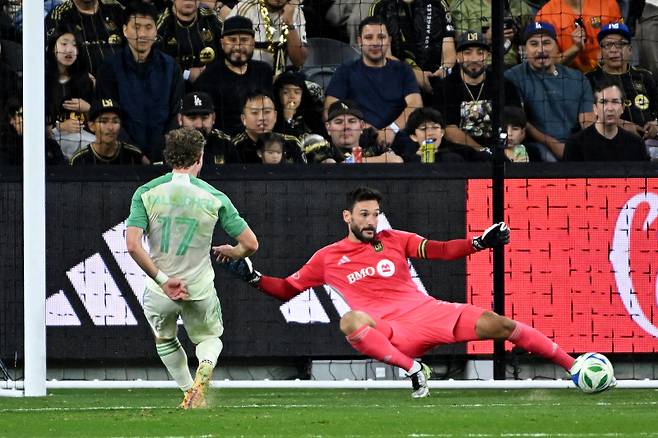 손흥민보다 더 큰 임팩트, 보기 어려운 장면이 나왔다…4년 4개월 만에 PK 막은 요리스