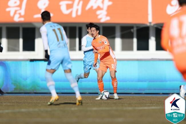 “감독이 원하는 대로 안 하면 2군으로 강등됐다”…K리그 떠난 후 ‘괴담’ 폭로한 日 MF, 어떻게 지내나→3부 리그서 핵심으로 활약 중