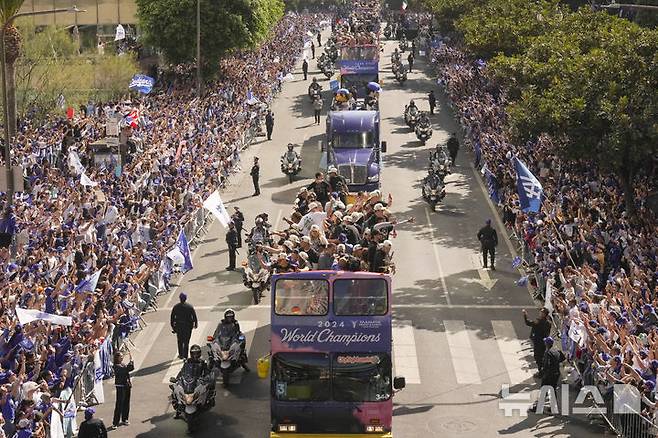 'WS 2연패' 다저스, LA서 자축 퍼레이드…김혜성도 트로피 들고 '방긋'