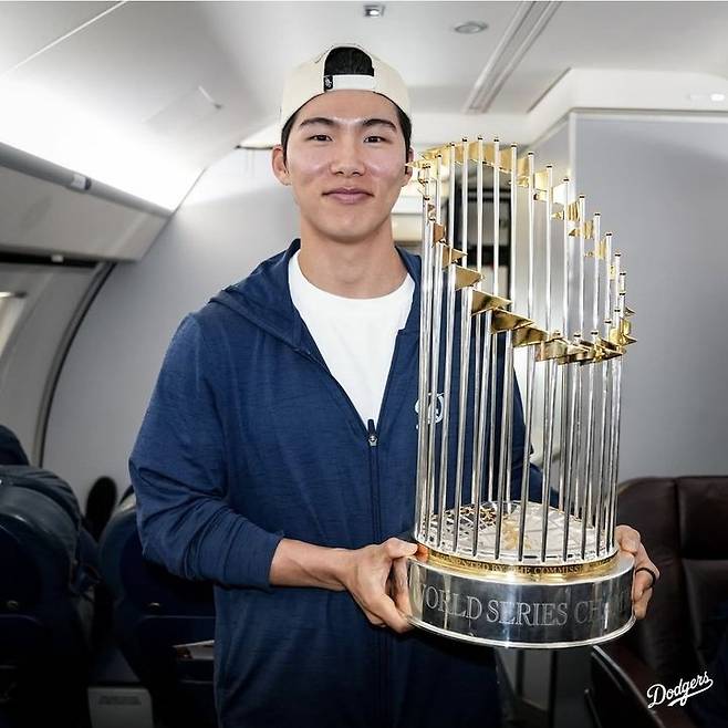 'WS 2연패' 다저스, LA서 자축 퍼레이드…김혜성도 트로피 들고 '방긋'