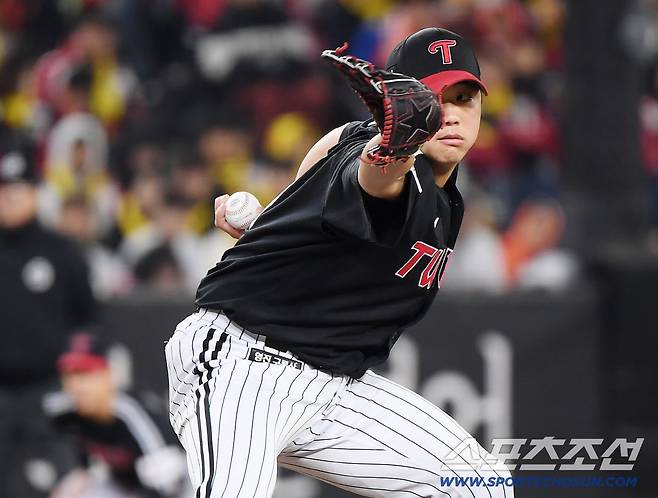 FA 38억 먹튀? → KS 무실점 했잖아. 미친 유관력의 사나이. 그래도 미안한 마음은 여전히..