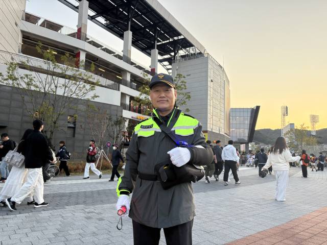 “한화 덕분에… 나는 행복합니다” 야구장서 하나 돼 울고 웃은 팬들 [주간볼로그]