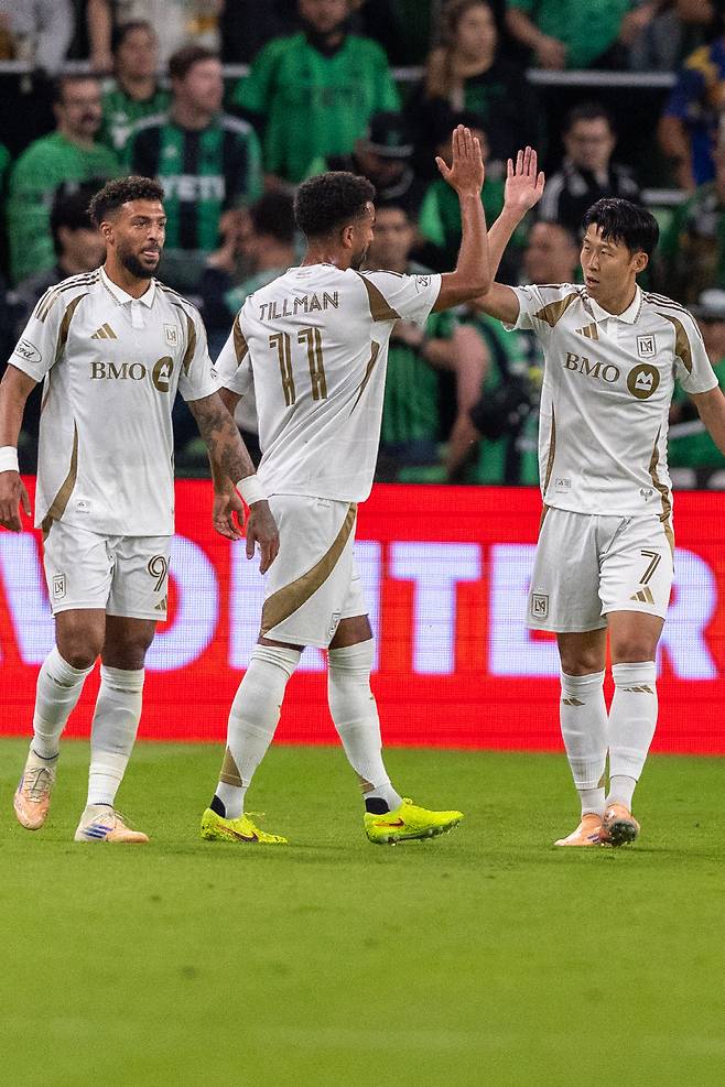 손흥민 진짜 이 선수랑 사귀나?...경기 시작부터 승리 기념촬영도 딱 붙어서, 끝까지 무조건 '흥부 듀오 LOVE'