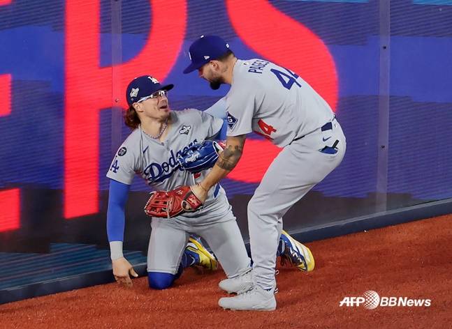 9회말 2사 만루서 동료와 충돌→그대로 좌절