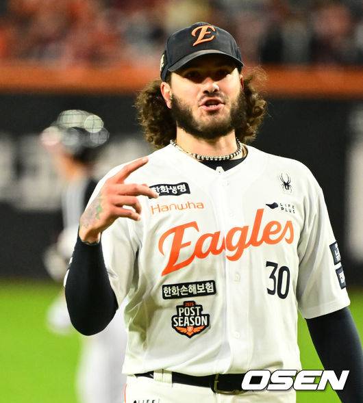 ‘한화 초비상’ 대전 흙 챙긴 슈퍼 에이스, 진짜 작별인가…美보도 나왔다 “폰세 ML 복귀에 관심 보여”