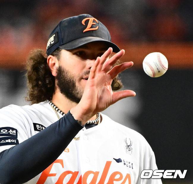 ‘한화 초비상’ 대전 흙 챙긴 슈퍼 에이스, 진짜 작별인가…美보도 나왔다 “폰세 ML 복귀에 관심 보여”