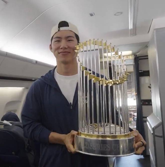 WS 우승 트로피 든 김혜성… 7억원 수준 보너스 받을듯