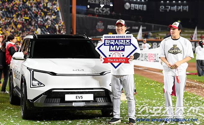 오지환에 이어 김현수도 1억원 상당 롤렉스 시계 받는다. FA 이적 못하는거 아냐?