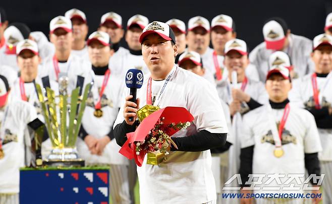 오지환에 이어 김현수도 1억원 상당 롤렉스 시계 받는다. FA 이적 못하는거 아냐?