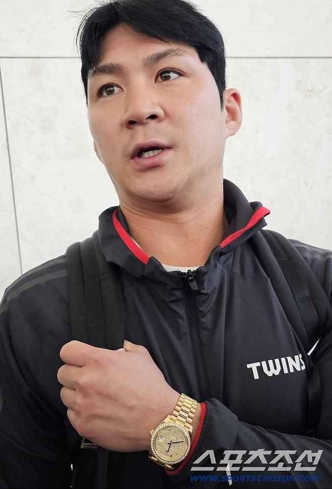 오지환에 이어 김현수도 1억원 상당 롤렉스 시계 받는다. FA 이적 못하는거 아냐?