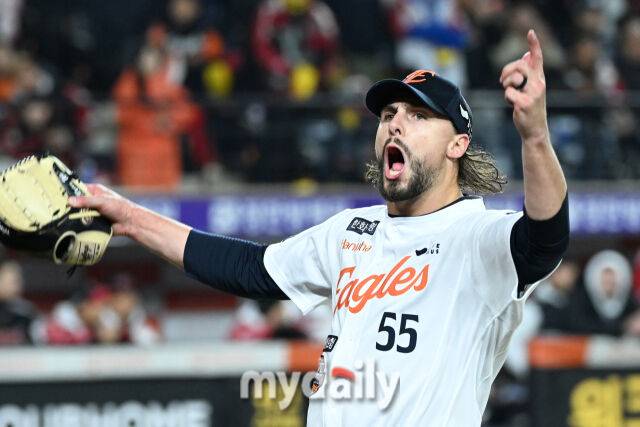 “한화에서 최고의 시즌, 영광이다…2026 기대해” 폰세 ML 가면 와이스가 한화 에이스? 염갈량은 패장인터뷰 준비했다