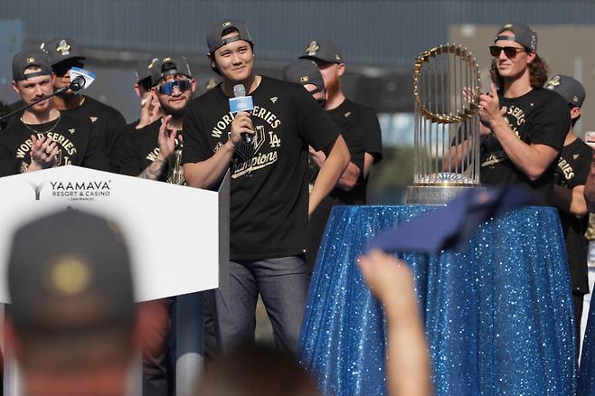 다저스, 25만 인파 속 카퍼레이드...마이크 잡은 야마모토