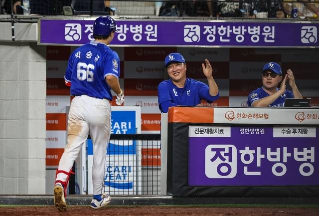 [단독]이진영 삼성 코치, 두산행 전격 결정...김원형 감독이 직접 러브콜