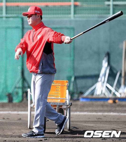 [단독] 두산 초호화 코치진 꾸린다, 'SSG 우승 함께' 손지환 코치 전격 계약 '김원형 감독과 재회'