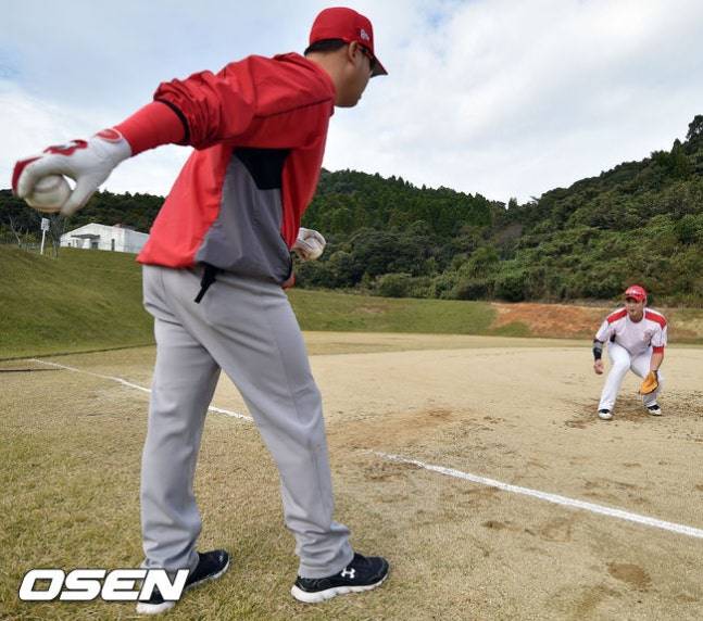 [단독] 두산 초호화 코치진 꾸린다, 'SSG 우승 함께' 손지환 코치 전격 계약 '김원형 감독과 재회'