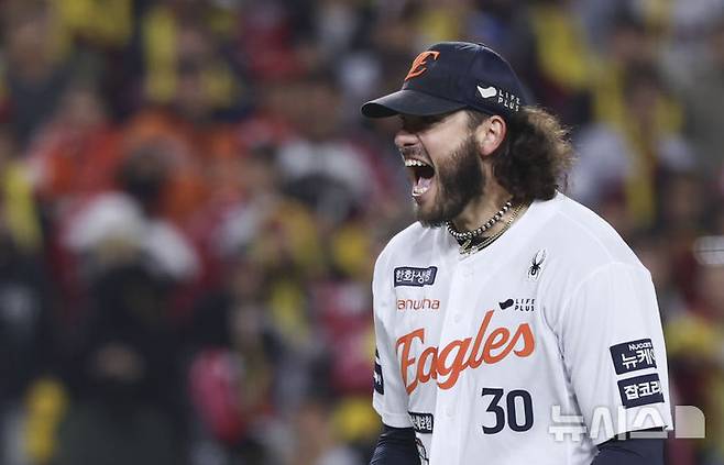 'KS 준우승' 한화, 빅리그 관심받는 폰세·와이스와 재계약 가능할까