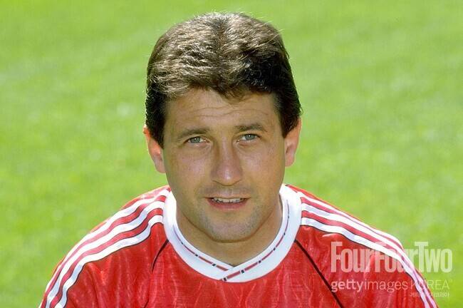 “내가 영입한 최악의 선수였다”… 퍼거슨이 직접 밝힌 ‘맨유 최악의 영입’, 알코올 중독과 가정 폭력으로 끝난 비극