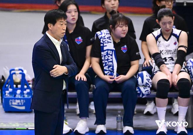 “우승후보 맞아?” 이소영 부상으로 밑그림 전체가 흔들린 IBK기업은행, 극심한 공수불균형 노출하며 현대건설에 0-3 완패하며 3연패 ‘수렁‘에 빠졌다 [수원 현장 리뷰]