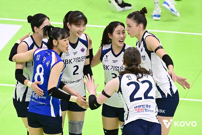 “우승후보 맞아?” 이소영 부상으로 밑그림 전체가 흔들린 IBK기업은행, 극심한 공수불균형 노출하며 현대건설에 0-3 완패하며 3연패 ‘수렁‘에 빠졌다 [수원 현장 리뷰]