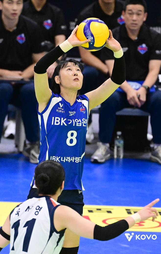 “우승후보 맞아?” 이소영 부상으로 밑그림 전체가 흔들린 IBK기업은행, 극심한 공수불균형 노출하며 현대건설에 0-3 완패하며 3연패 ‘수렁‘에 빠졌다 [수원 현장 리뷰]