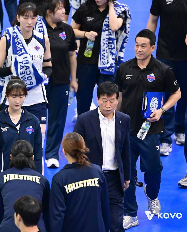 “우승후보 맞아?” 이소영 부상으로 밑그림 전체가 흔들린 IBK기업은행, 극심한 공수불균형 노출하며 현대건설에 0-3 완패하며 3연패 ‘수렁‘에 빠졌다 [수원 현장 리뷰]