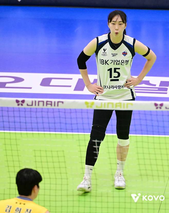 “우승후보 맞아?” 이소영 부상으로 밑그림 전체가 흔들린 IBK기업은행, 극심한 공수불균형 노출하며 현대건설에 0-3 완패하며 3연패 ‘수렁‘에 빠졌다 [수원 현장 리뷰]