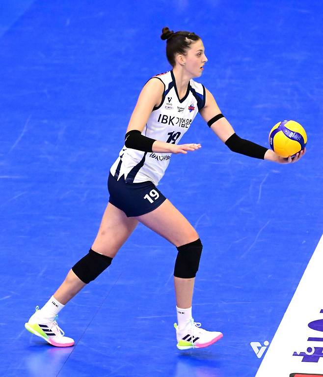 “우승후보 맞아?” 이소영 부상으로 밑그림 전체가 흔들린 IBK기업은행, 극심한 공수불균형 노출하며 현대건설에 0-3 완패하며 3연패 ‘수렁‘에 빠졌다 [수원 현장 리뷰]