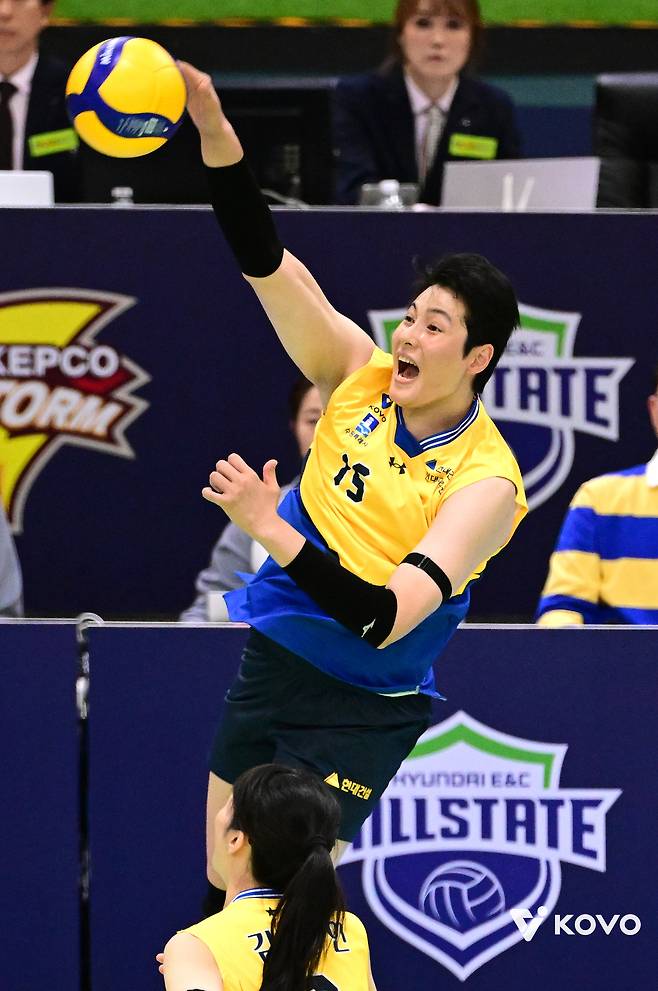 “우승후보 맞아?” 이소영 부상으로 밑그림 전체가 흔들린 IBK기업은행, 극심한 공수불균형 노출하며 현대건설에 0-3 완패하며 3연패 ‘수렁‘에 빠졌다 [수원 현장 리뷰]