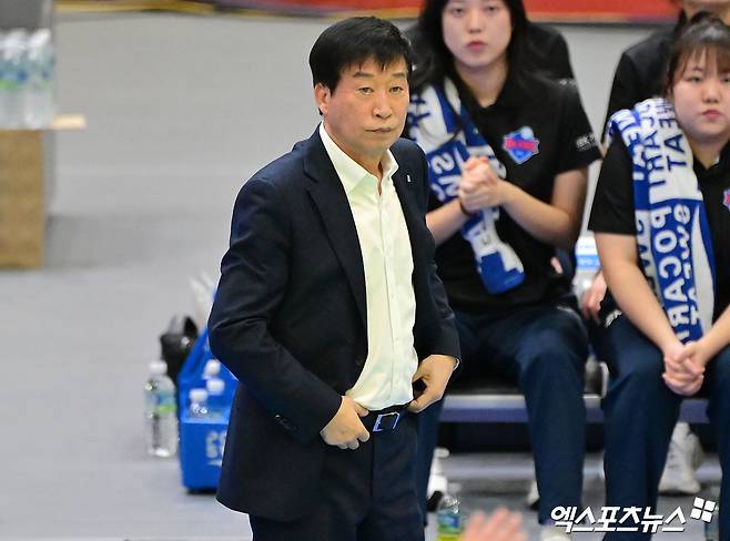 꼴찌로 추락한 우승후보, 사령탑도 당황…