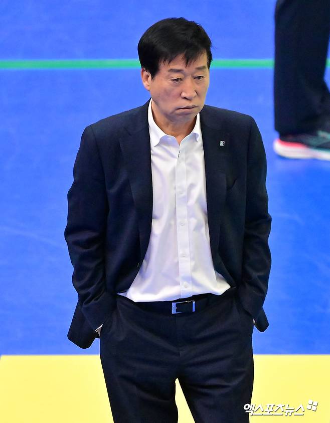 꼴찌로 추락한 우승후보, 사령탑도 당황…