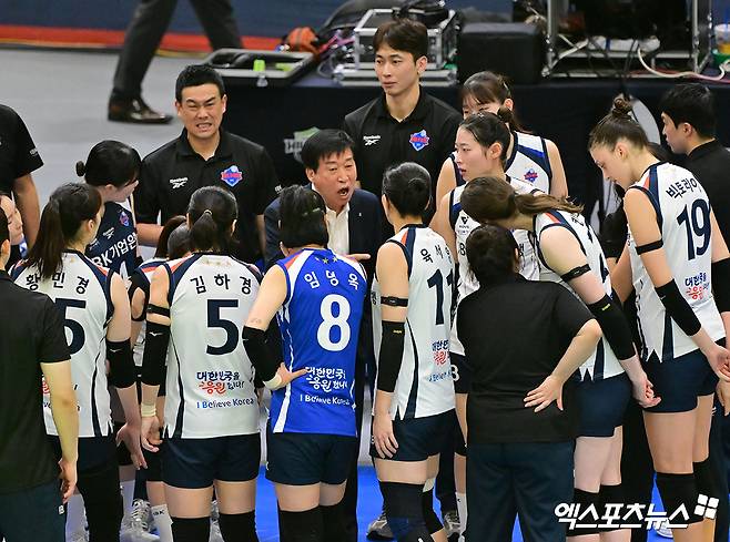 꼴찌로 추락한 우승후보, 사령탑도 당황…