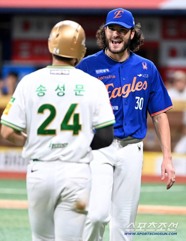 폰세의 SNS 추억. 최재훈, 문동주, 정우주... 그런데 송성문이 왜나와.